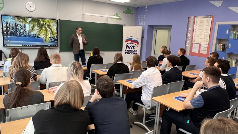 Павел Пашинин провел профориентационный урок для старшеклассников школы № 77 Сормовского района