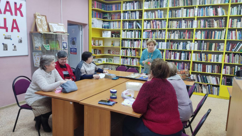 На территории ТОС № 16 поселка Мостоотряд продолжает работу кружок рукоделия для старшего поколения в библиотеке им. Радищева