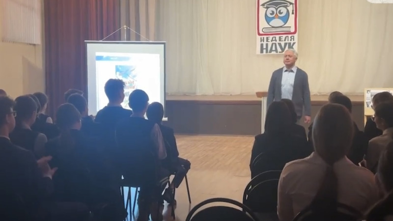 Михаил Рыхтик провел урок по истории Великой Отечественной войны  для учеников школы № 91