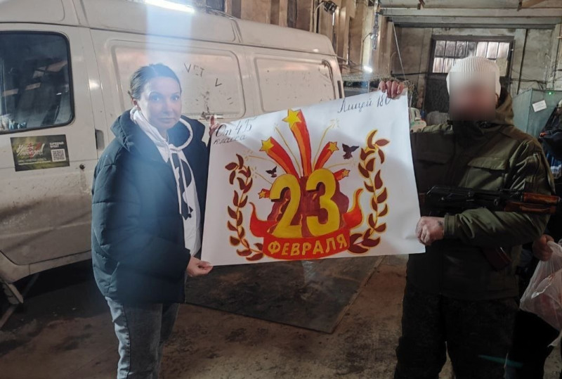 Оксана Смолина лично передала поздравления с Днем защитника Отечества  и гуманитарную помощь бойцам в ЛНР