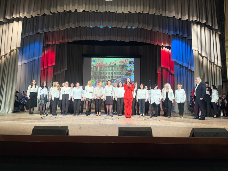 Татьяна Дружинина поздравила школу №160 Ленинского района с 65-летием