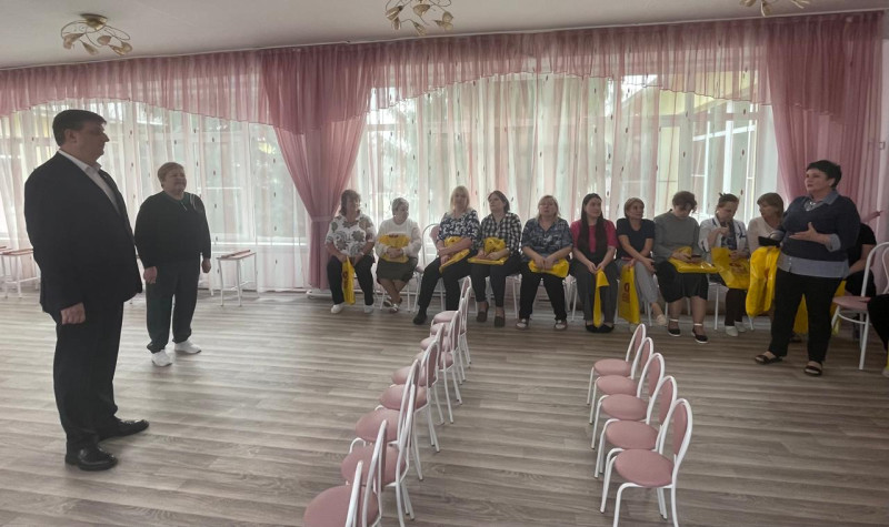 Алексей Кожухов поздравил коллектив детского сада № 404 «Ростки» с 8 Марта