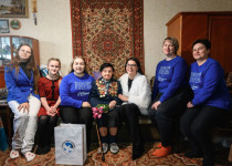 Мария Самоделкина поздравила с 8 Марта ветерана Великой Отечественной войны Тамару Рунову