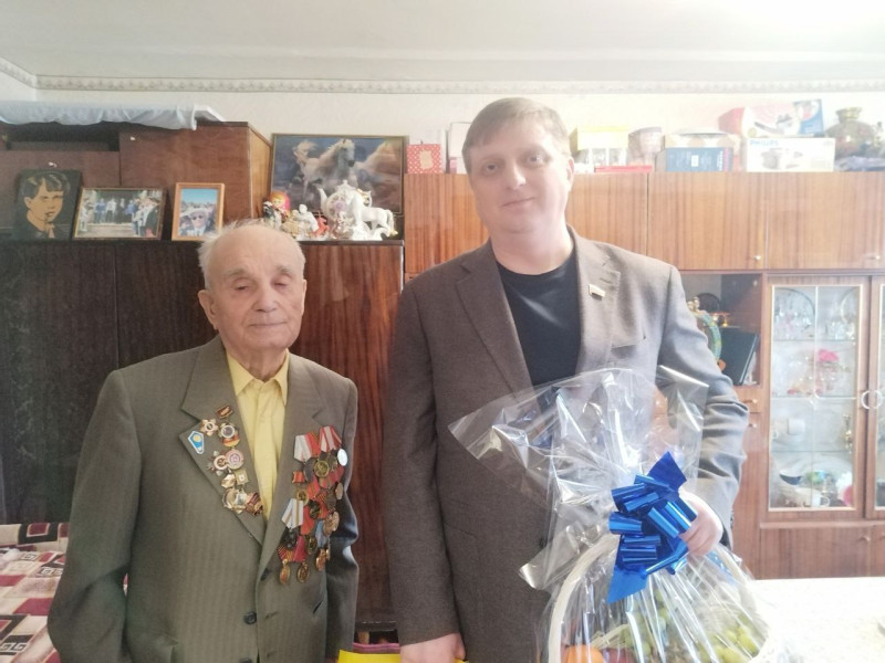 Ветерана Великой Отечественной войны Василия Кузнецова  со столетием поздравил депутат Алексей Кожухов