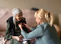 Анна Татаринцева вручила медаль к 80-летию Победы ветерану Великой Отечественной войны