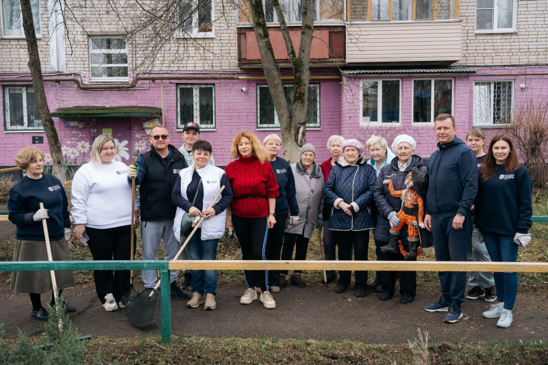 Евгений Чинцов принял участие в субботнике, организованном социальными участковыми и жителями