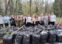 Экологический субботник «День рождения матушки Земли» прошел в Автозаводском парке