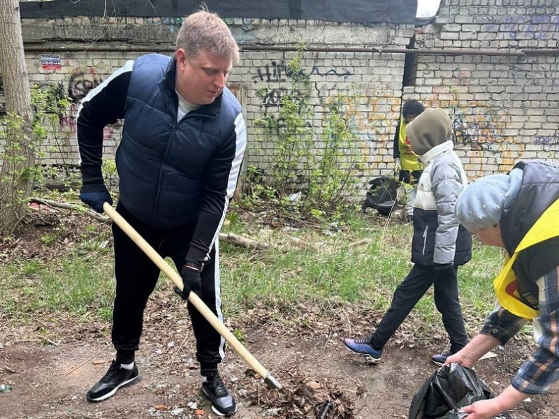 Алексей Кожухов принял участие в весеннем субботнике на округе №31