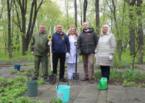 «Знаем, для кого сегодня трудимся, ведь высаженные деревья будут радовать ветеранов», – Евгений Чинцов
