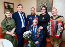 Евгений Чинцов поздравил ветеранов с 80-летием Великой Победы