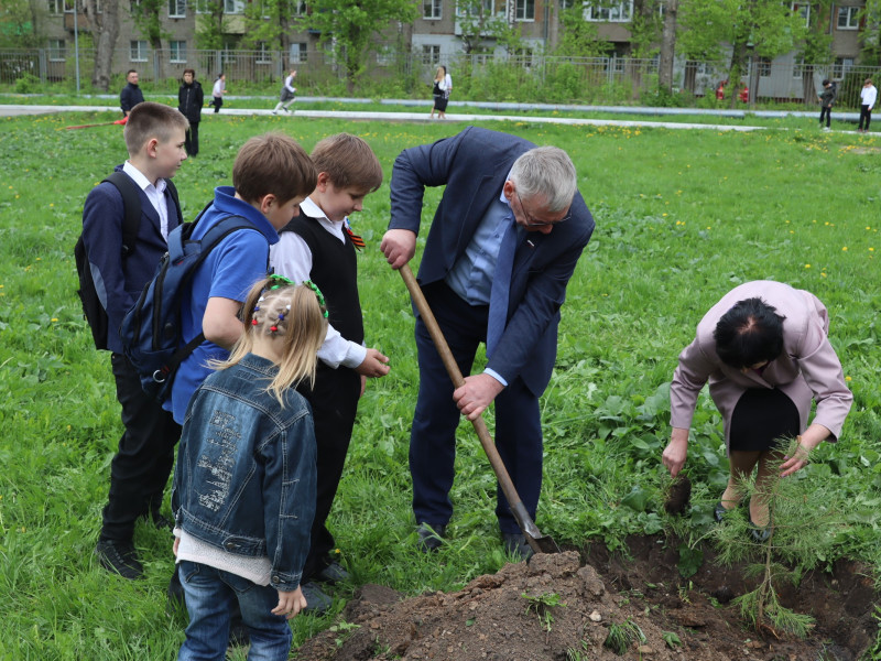 Николай Сатаев организовал проведение акции «Сад памяти»  в трех школах Канавинского района