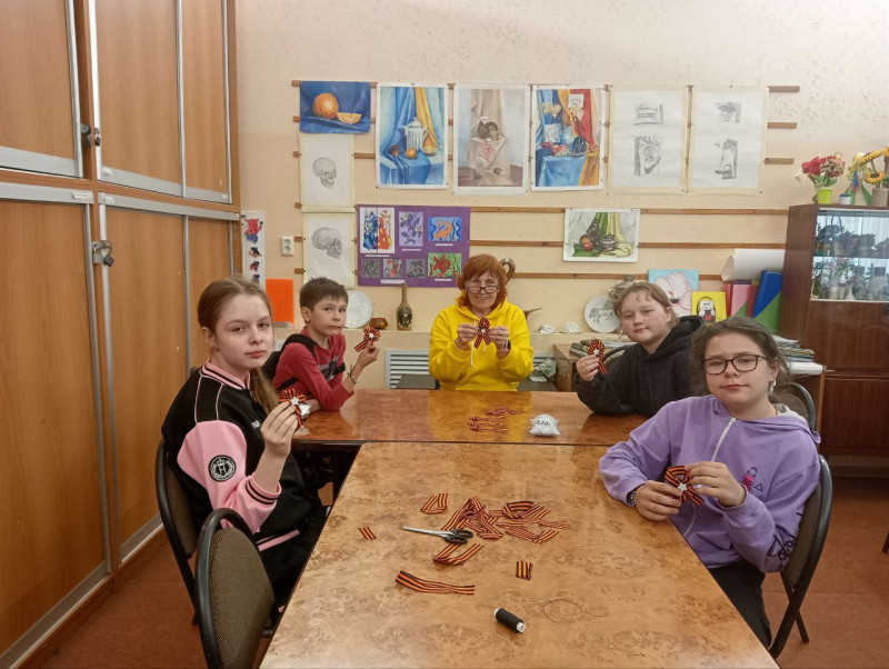 В ТОС №15 микрорайона «Доскино» прошёл мастер-класс по изготовлению брошей из Георгиевской ленты