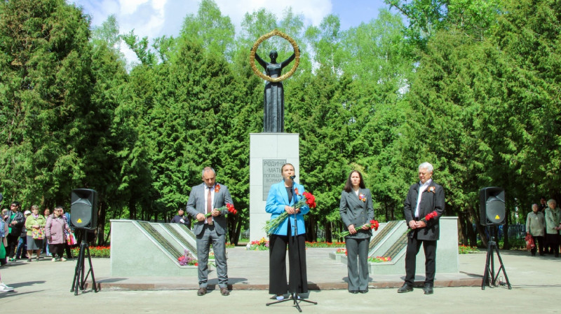 Депутаты Ленинского района поздравили земляков с Днем Победы