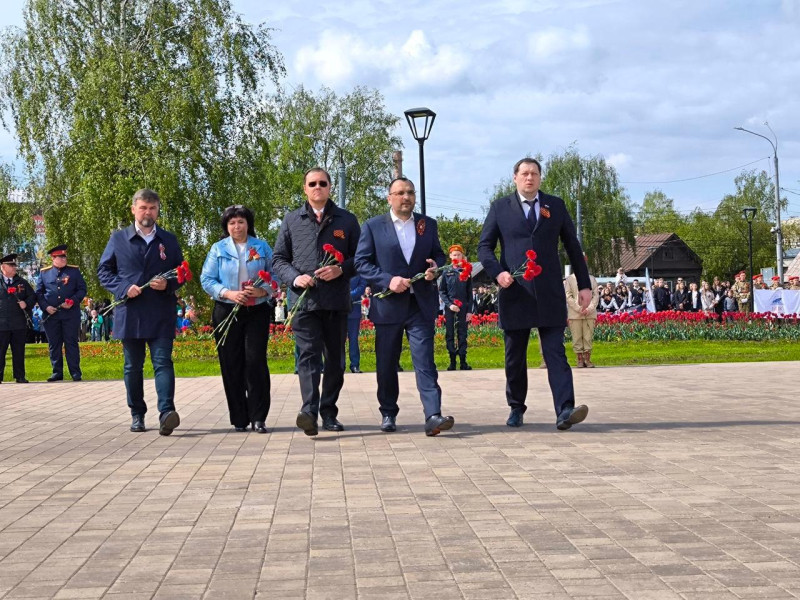 Депутаты городской Думы возложили цветы к Вечному огню  на площади Славы