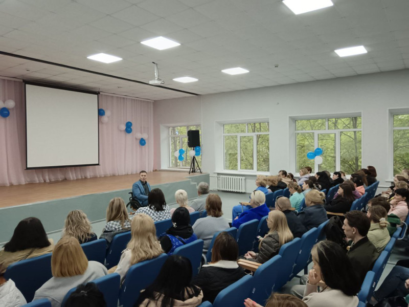 Роман Пономаренко провел встречу с родителями учащихся школы №20 Автозаводского района