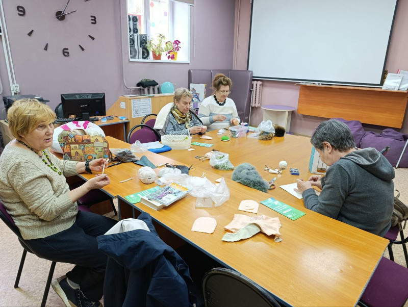 На территории ТОС №16 поселка Мостоотряд прошел мастер-класс по изготовлению оберегов в библиотеке им. Радищева