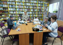 На территории ТОС №16 поселка Мостоотряд прошел мастер-класс по изготовлению оберегов в библиотеке им. Радищева