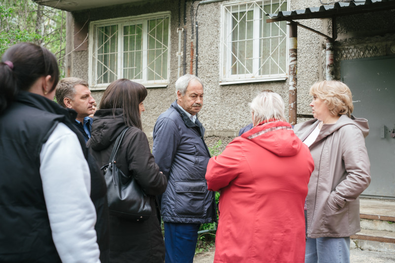 Марк Фельдман встретился с жителями дома № 4/3 на улице Надежды Сусловой по вопросам благоустройства и ремонта подвала