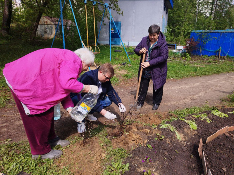Алексей Кожухов: «Вместе с неравнодушными жителями мы продолжаем улучшать территории рядом с их домами»