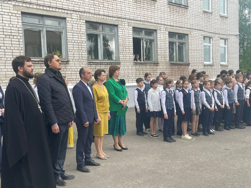 Михаил Иванов принял участие в празднике «Последний звонок» в школах №9 и №78