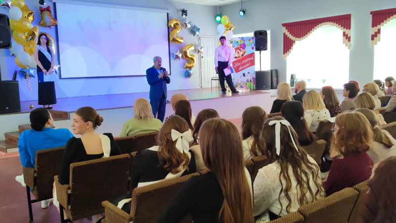 Марк Фельдман принял участие в торжественных мероприятиях, посвященных Последнему звонку, в школах округа