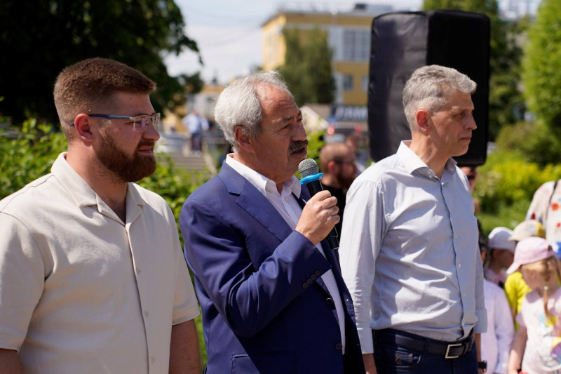 В сквере 65-летия Победы состоялось праздничное мероприятие «Радуга чудес» с участием депутатов городской Думы