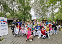 Владимир Тарасов поздравил сорок маленьких жителей Автозаводского района