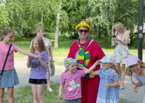 На территории ТОС № 10 «Мончегорский» прошли мероприятия, посвящённые Дню защиты детей и Дню соседей