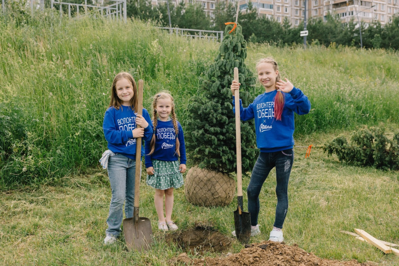 Акция «Сад памяти» прошла на Волжской набережной при поддержке Марии Самоделкиной