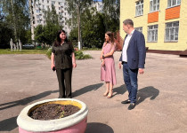 Павел Пашинин провел объезд школ и детских садов округа №21, получивших депутатскую поддержку на подготовку к новому учебному году