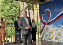 Михаил Рыхтик вручил первые паспорта юным жителям Ленинского района