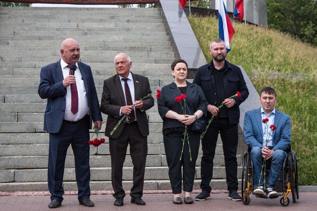 Депутаты Автозаводского района вместе с жителями почтили память погибших в годы Великой Отечественной войны