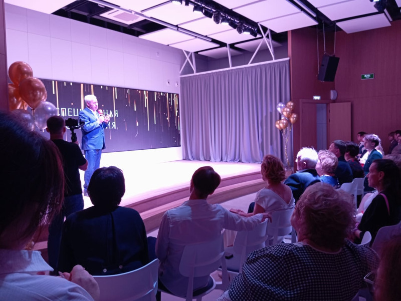 Марк Фельдман поздравил выпускников школ округа №32