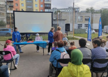 Весёлый праздник «Всем двором» собрал жителей на ул. Плотникова