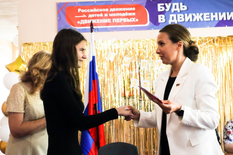 Оксана Смолина вручила аттестаты выпускникам 9-го класса школы №138 Ленинского района