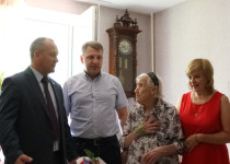 Глава Советского района Александр Иванов и председатель Гордумы Евгений Чинцов поздравили со 102-летием ветерана ВОВ Нину Петровну Новожилову