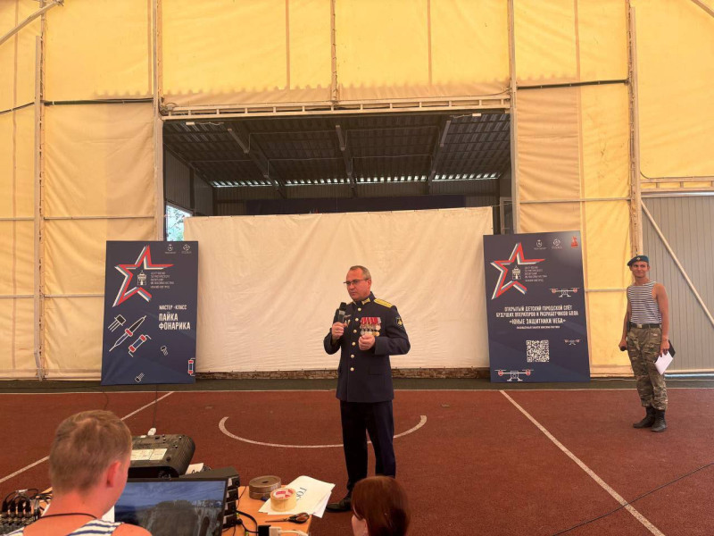 В день ВДВ Евгений Чинцов провел «Урок мужества» в лагере «Хочу стать десантником»