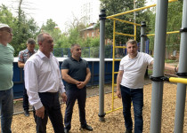 Евгений Чинцов принял участие в приемке обновленной спортивной площадки в микрорайоне «Тобольские казармы»