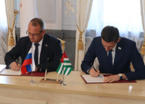 Евгений Чинцов подписал соглашения о сотрудничестве между городской Думой и представительными органами власти Сухума и Бендер
