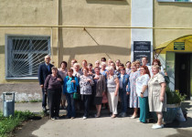 Из одного металла льют медаль за бой, медаль за труд!