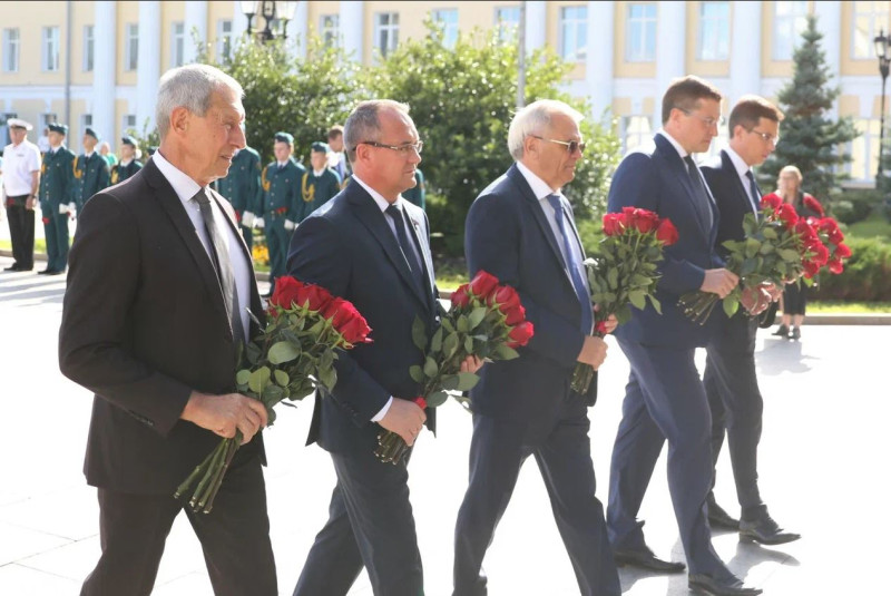В День города Евгений Чинцов принял участие в возложении цветов к памятнику основателям Нижнего Новгорода