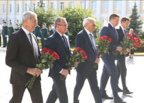 В День города Евгений Чинцов принял участие в возложении цветов к памятнику основателям Нижнего Новгорода