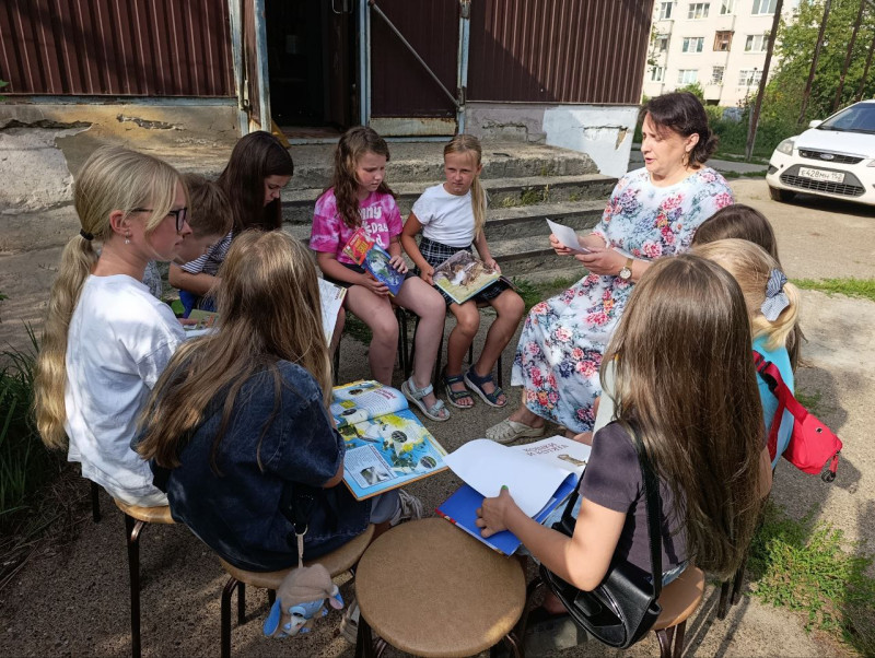 На территории ТОС №16 поселка Мостоотряд прошли громкие чтения в библиотеке им. Радищева для школьников