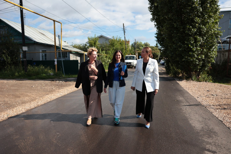 Оксана Смолина вместе с социальными участковыми проверили качество ремонта дороги, произведенного по проекту «Вам решать!»