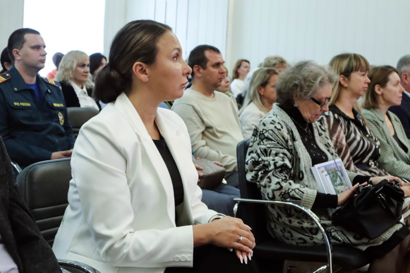 Оксана Смолина приняла участие в торжественном открытии Доски почета «Гордость Ленинского района»