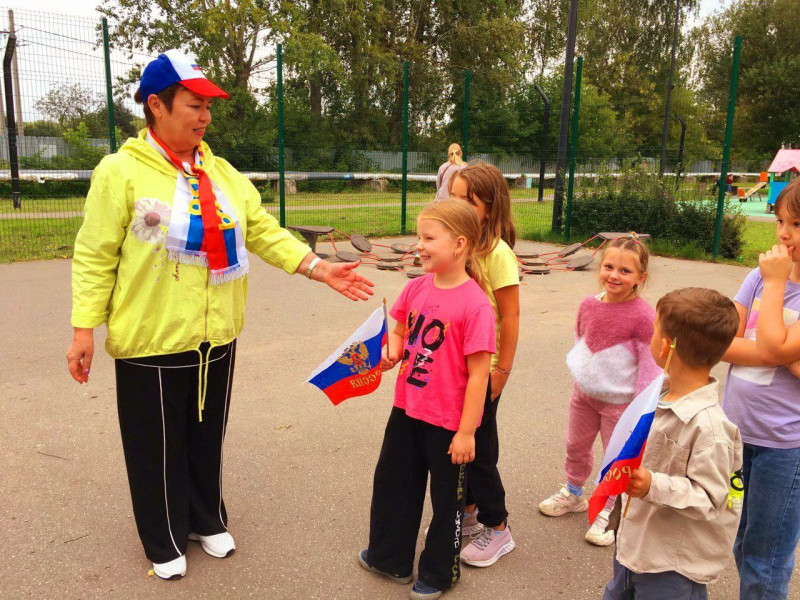 Для жителей ТОС №10 «Мончегорский» прошел тематический час, посвященный Дню Российского флага