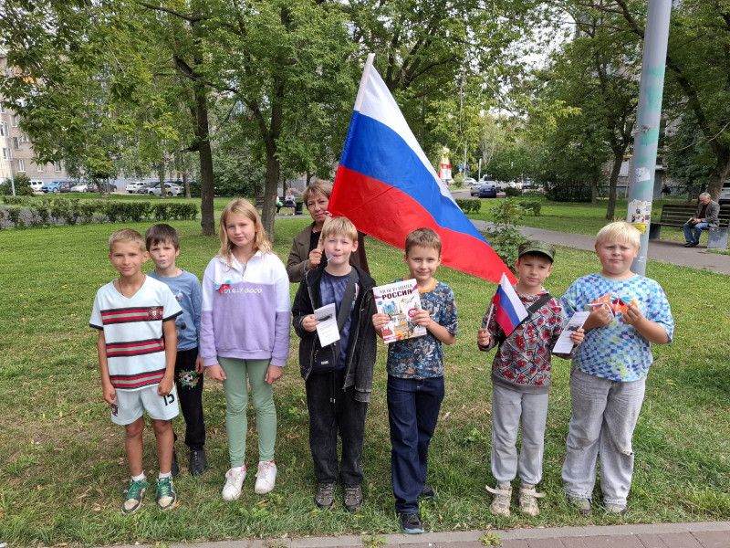 Юлия Мантурова поддержала акцию «Флаг России – гордость наша!»