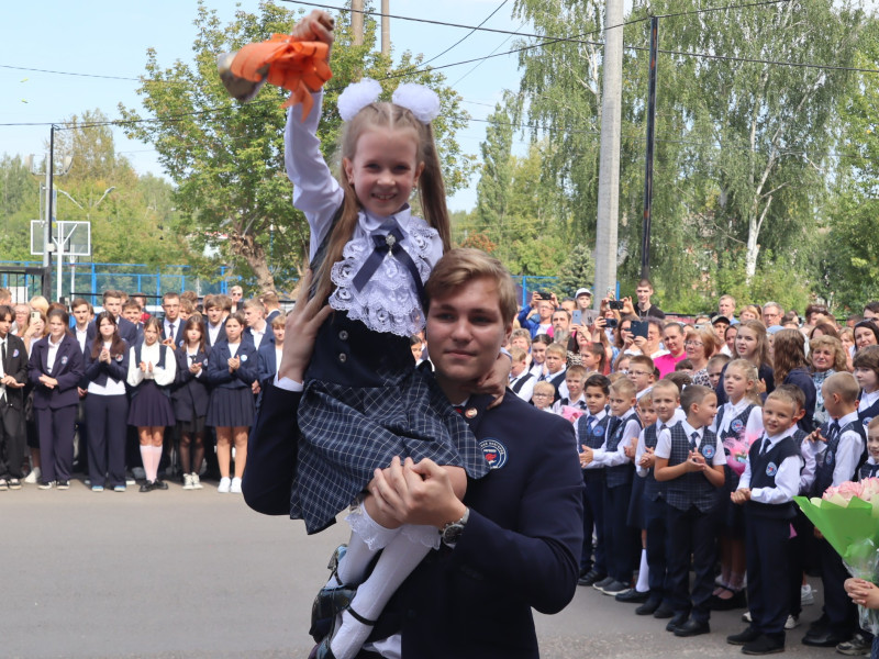 Депутаты городской Думы посетили торжественные линейки  в школах Нижнего Новгорода