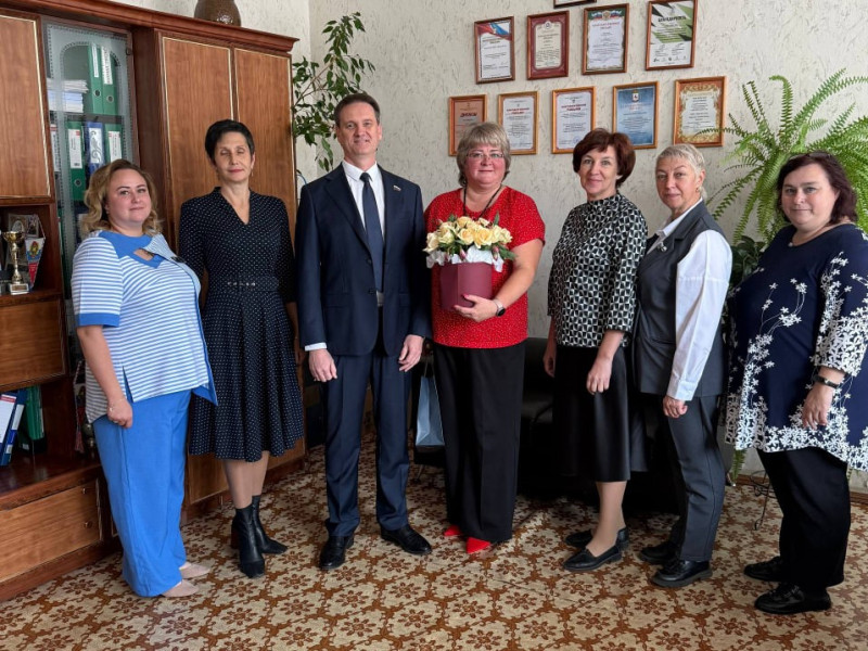 Игорь Теленков поздравил педагогов школ Московского района с профессиональным праздником