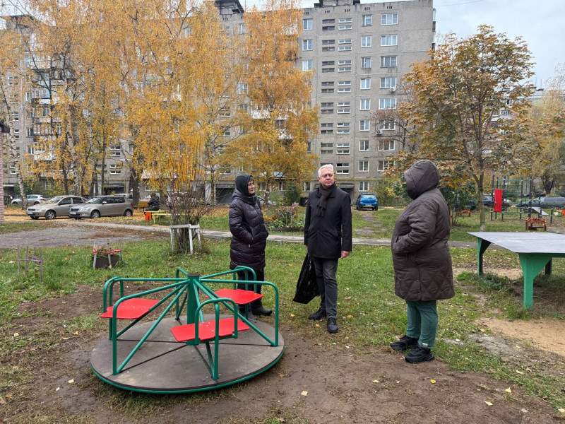 Михаил Рыхтик оказал содействие в установке новых элементов детской площадки на улице Адмирала Макарова